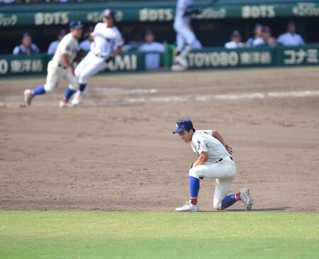 　８回、横浜・阿部葉太（後方）の打球を後逸する綾羽の二塁手・経免拓隼（撮影・開出牧）