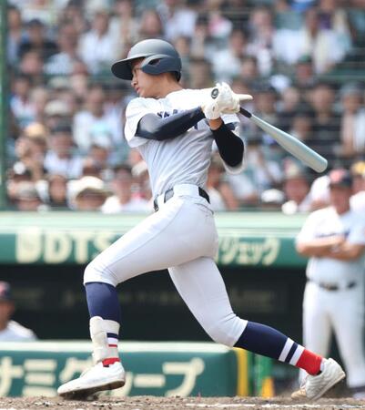 　５回、中前へ同点適時打を放つ横浜・織田翔希（撮影・中田匡峻）