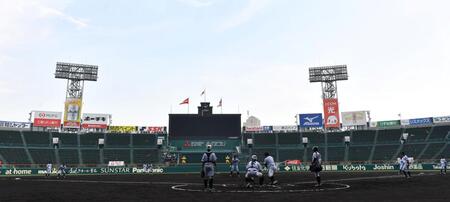 　ノックを受ける津田学園ナイン（撮影・中田匡峻）