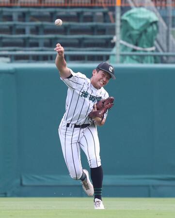 　ノックを受ける津田学園・恵土湊暉主将（撮影・中田匡峻）