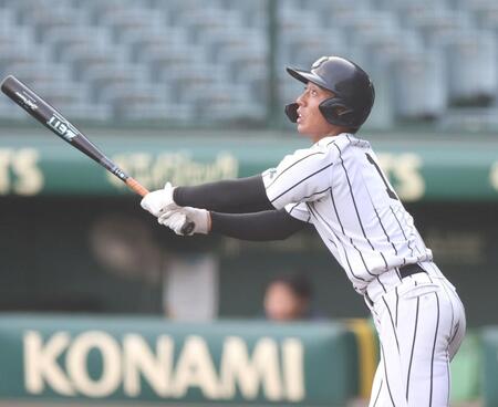 　打撃練習をする津田学園・桑山皓太朗（撮影・中田匡峻）
