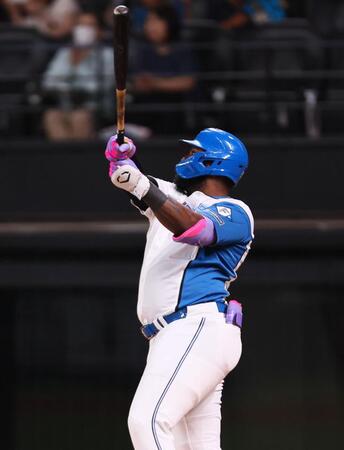 　１回、２ランを放つレイエス（撮影・中島達哉）