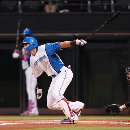 　１回、先制の左前適時打を放つ野村（撮影・中島達哉）