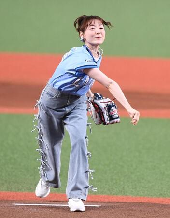 　セレモニアルピッチを行った花澤香菜（撮影・園田高夫）