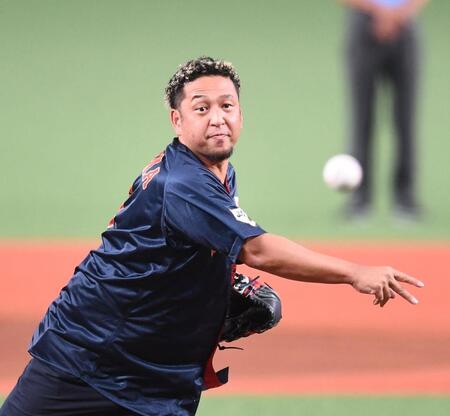 　始球式を務めた中島裕之氏（撮影・園田高夫）