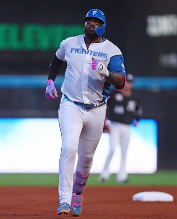 　１回、２ランを放ち、ダイヤモンドを回るレイエス（撮影・中島達哉）