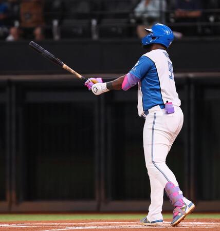 　１回、２ランを放つレイエス（撮影・中島達哉）