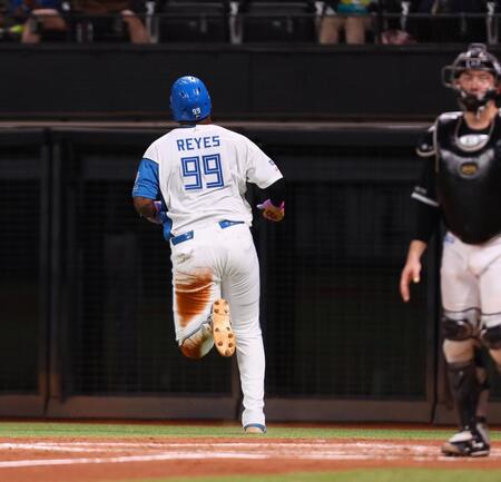 　３回、高部の悪送球の間に本塁へ生還したレイエス（撮影・中島達哉）