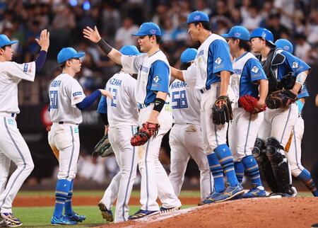 　ロッテに連勝し、タッチを交わす日本ハムナイン（撮影・中島達哉）