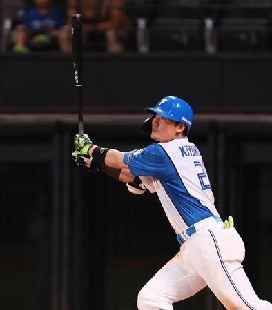 　５回、適時二塁打を放つ清宮幸（撮影・中島達哉）