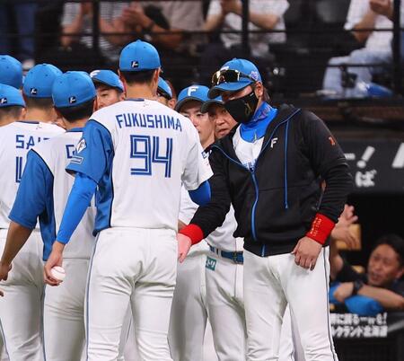 　ナインを迎える新庄監督（右）＝撮影・中島達哉