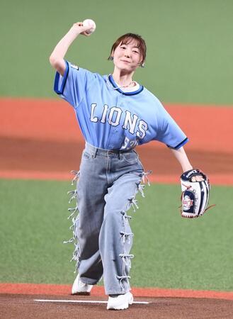 　セレモニアルピッチを行った花澤香菜（撮影・園田高夫）