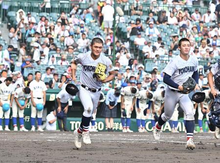 　勝利後、スタンドへ駆け出す阿部葉太（左）と横浜・奥村頼人（撮影・西田忠信）