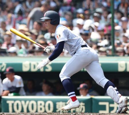 　２回、中前打を放つ横浜・奥村頼人（撮影・中田匡峻）