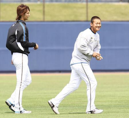 　ダルビッシュの前でニコニコ顔で走り出す中田翔＝０８年５月