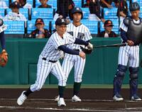 　試合前ノックする開星・野々村直通監督（撮影・山口登）