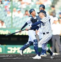 　試合前の練習でノックをする開星・野々村直通監督（撮影・開出牧）