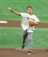 　ファーストピッチセレモニーを務める中島宏之氏（撮影・金田祐二）
