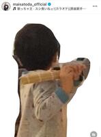 息子４歳の頃、巻き簀をバットに見立てて練習。２４年２月９日付の里田まいのインスタグラム＠ｍａｉｓａｔｏｄａ＿ｏｆｆｉｃｉａｌより