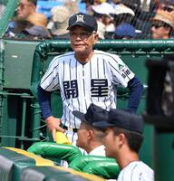 　ベンチで戦況を見守る開星・野々村直通監督（撮影・開出牧）