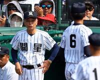 　６回、開星・野々村直通監督（左）は交代する持田聖純に声を掛ける（撮影・山口登）