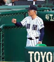 　ベンチから指示を出す開星・野々村直通監督（撮影・山口登）
