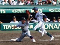 　５回、仙台育英・和賀颯真は二塁手・砂涼人からの送球を捕球し併殺を決める（撮影・山口登）