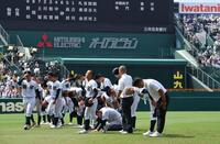 　仙台育英に敗れ深々とスタンドの応援団に頭を下げる野々村直通監督（手前から２人目）ら開星ナイン（撮影・開出牧）