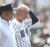 　仙台育英に敗れ、ベンチ前に出る開星・野々村直通監督（右）＝撮影・中田匡峻