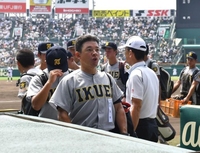 　開星に勝利し、引き揚げる際に観客からの歓声を浴び驚いた表情を見せる仙台育英・須江航監督（撮影・中田匡峻）