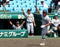 　８回、左越えにソロを放つ仙台育英・高田庵冬（撮影・山口登）