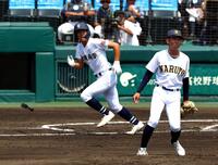 　２回、左中間に先制適時二塁打を放つ沖縄尚学・宜野座恵夢（撮影・山口登）