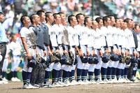 　勝利後、校歌を歌う沖縄尚学ナイン（撮影・西田忠信）