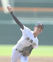 　力投する先発の沖縄尚学・新垣有絃（撮影・西田忠信）