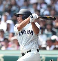 　１回、先制の右犠飛を放つ綾羽・山本迅一郎（撮影・中田匡峻）