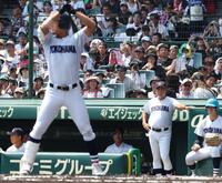 　１回、戦況を見守る横浜・村田浩明監督。手前は阿部葉太（撮影・中田匡峻）