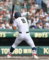 　６回、頭部死球を受ける横浜・阿部葉太（撮影・西田忠信）