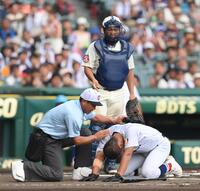 　６回、頭部死球を受け倒れ込む横浜・阿部葉太（撮影・西田忠信）