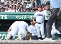 　６回、死球を受けた阿部葉太（手前）を心配そうに見つめる横浜・村田浩明監督（撮影・中田匡峻）