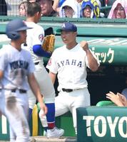 　５回、投手交代を告げ先発した米田良生有（左）をベンチで迎える綾羽・千代純平監督（撮影・開出牧）