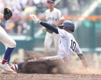 　５回、二盗を決める横浜・織田翔希（撮影・中田匡峻）