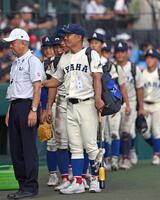 　横浜に敗れ、グラウンドを後にする綾羽・千代純平監督ら（撮影・西田忠信）