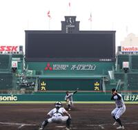 　マウンドで投球練習を行う津田学園・桑山皓太朗（撮影・中田匡峻）