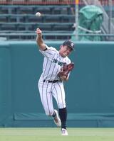 　ノックを受ける津田学園・恵土湊暉主将（撮影・中田匡峻）