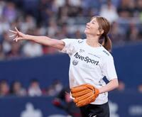 　始球式を務める青木愛（撮影・立川洋一郎）