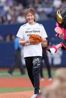 　始球式を務めた青木愛（撮影・立川洋一郎）