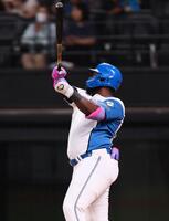 　１回、２ランを放つレイエス（撮影・中島達哉）