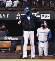 　１回、五十幡の三塁盗塁アウトの判定にリクエストする新庄監督（撮影・中島達哉）