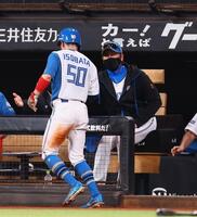 　１回、野村の先制打で生還した五十幡（５０）を迎える新庄監督（撮影・中島達哉）
