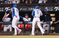 　１回、２ランを放ったレイエス（左から２人目）、野村（５）を迎える新庄監督（右）＝撮影・中島達哉